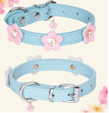 COLLAR DE VINIPIEL CON FLORES AZUL PARA PERRO