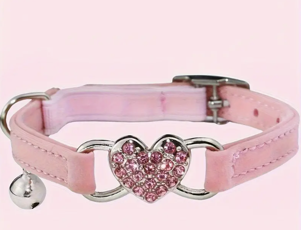 COLLAR DE GAMUZA PARA GATO COLOR ROSA CON CORAZÓN CHICO