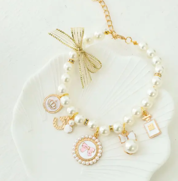 COLLAR DE PERLAS CON DIJES