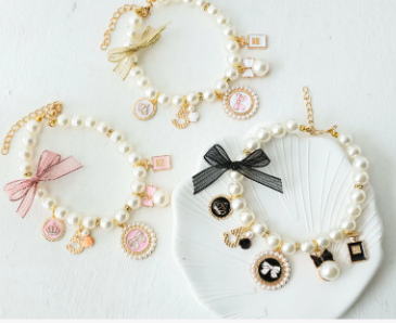 COLLAR DE PERLAS CON DIJES