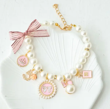 COLLAR DE PERLAS CON DIJES