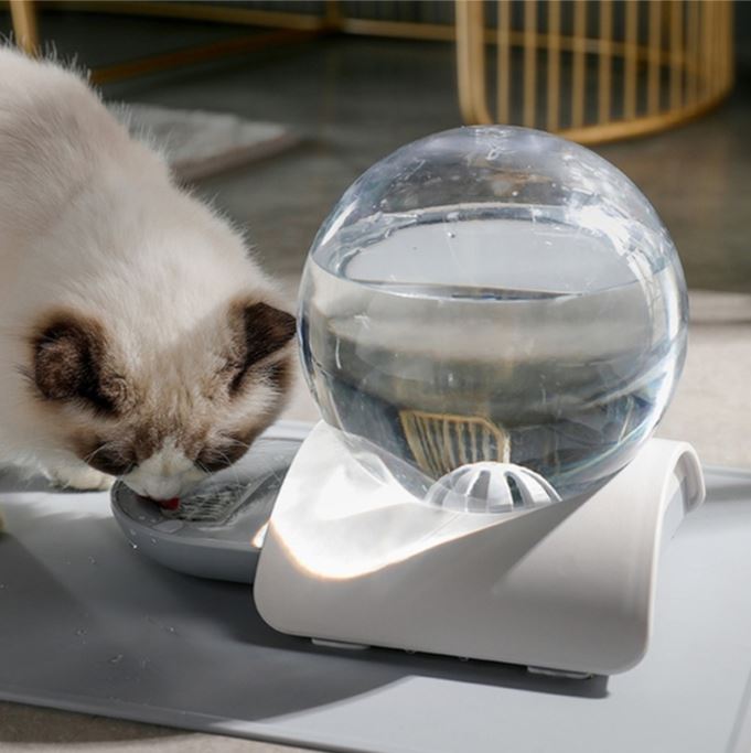 DISPENSADOR DE AGUA EN FORMA DE ESFERA