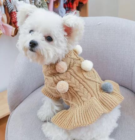 SUETER TEJIDO CAFE CON OLANES Y POMPONES