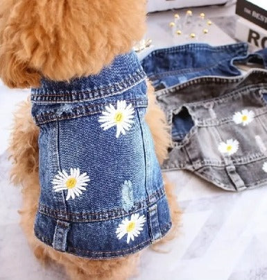 CHALECO DE MEZCLILLA CON FLORES BORDADAS