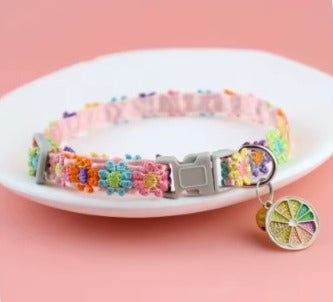 COLLAR CON FLORES Y DIJE AJUSTABLE
