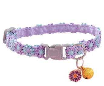 COLLAR CON FLORES Y DIJE AJUSTABLE