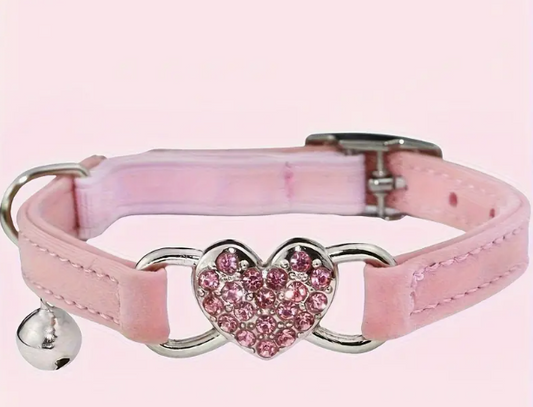 COLLAR DE GAMUZA PARA GATO COLOR ROSA CON CORAZÓN CHICO