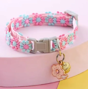 COLLAR CON FLORES Y DIJE AJUSTABLE